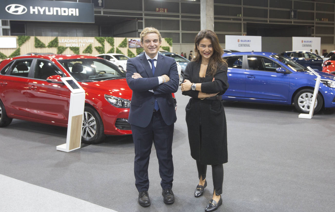 La Feria del Automóvil de Valencia ofrece desde este jueves descuentos de 6.000 euros de media y vehículos a la venta desde 3.500 euros así como las novedades de las marcas y la tecnología eléctrica, híbrida, GLP (gas) o hidrógeno. El salón abre con más de 4.500 coches a la venta, un 15 % más que el año pasado y 90 expositores directos, el 14 % más, y 42 marcas oficiales representadas, según los datos de la organización. Los descuentos pueden llegar hasta los 15.000 euros en vehículos de alta gama y coches con valor de salida muy bajo, en algunos casos desde 3.500 euros. La cita permanecerá abierta hasta el 8 de diciembre en Feria Valencia.
