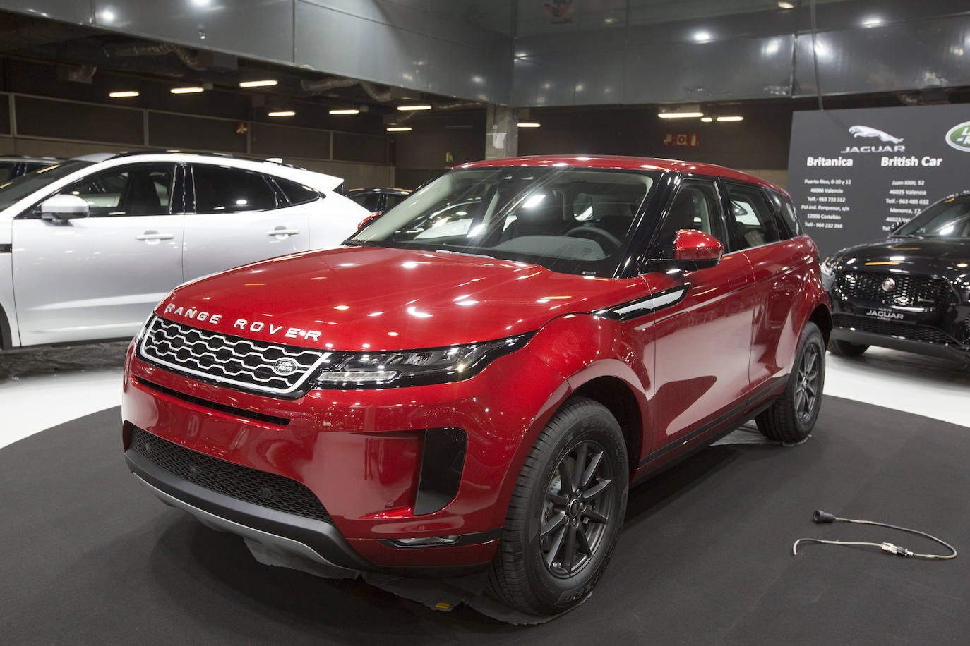La Feria del Automóvil de Valencia ofrece desde este jueves descuentos de 6.000 euros de media y vehículos a la venta desde 3.500 euros así como las novedades de las marcas y la tecnología eléctrica, híbrida, GLP (gas) o hidrógeno. El salón abre con más de 4.500 coches a la venta, un 15 % más que el año pasado y 90 expositores directos, el 14 % más, y 42 marcas oficiales representadas, según los datos de la organización. Los descuentos pueden llegar hasta los 15.000 euros en vehículos de alta gama y coches con valor de salida muy bajo, en algunos casos desde 3.500 euros. La cita permanecerá abierta hasta el 8 de diciembre en Feria Valencia.