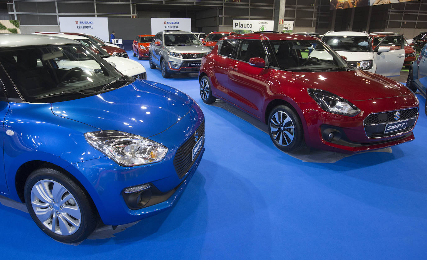 La Feria del Automóvil de Valencia ofrece desde este jueves descuentos de 6.000 euros de media y vehículos a la venta desde 3.500 euros así como las novedades de las marcas y la tecnología eléctrica, híbrida, GLP (gas) o hidrógeno. El salón abre con más de 4.500 coches a la venta, un 15 % más que el año pasado y 90 expositores directos, el 14 % más, y 42 marcas oficiales representadas, según los datos de la organización. Los descuentos pueden llegar hasta los 15.000 euros en vehículos de alta gama y coches con valor de salida muy bajo, en algunos casos desde 3.500 euros. La cita permanecerá abierta hasta el 8 de diciembre en Feria Valencia.