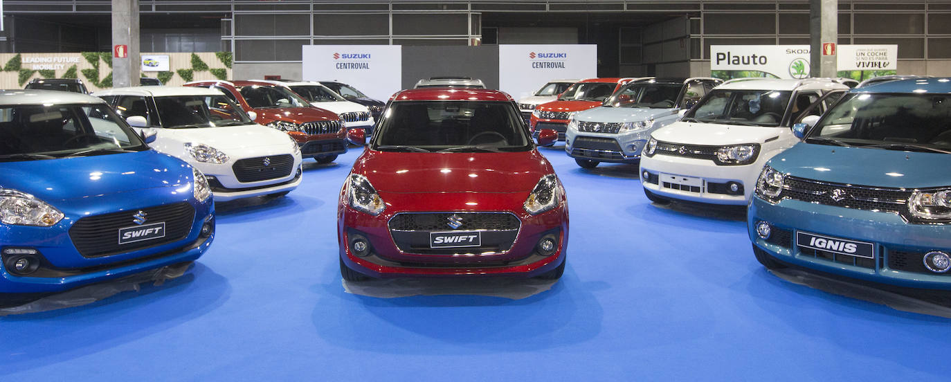 La Feria del Automóvil de Valencia ofrece desde este jueves descuentos de 6.000 euros de media y vehículos a la venta desde 3.500 euros así como las novedades de las marcas y la tecnología eléctrica, híbrida, GLP (gas) o hidrógeno. El salón abre con más de 4.500 coches a la venta, un 15 % más que el año pasado y 90 expositores directos, el 14 % más, y 42 marcas oficiales representadas, según los datos de la organización. Los descuentos pueden llegar hasta los 15.000 euros en vehículos de alta gama y coches con valor de salida muy bajo, en algunos casos desde 3.500 euros. La cita permanecerá abierta hasta el 8 de diciembre en Feria Valencia.
