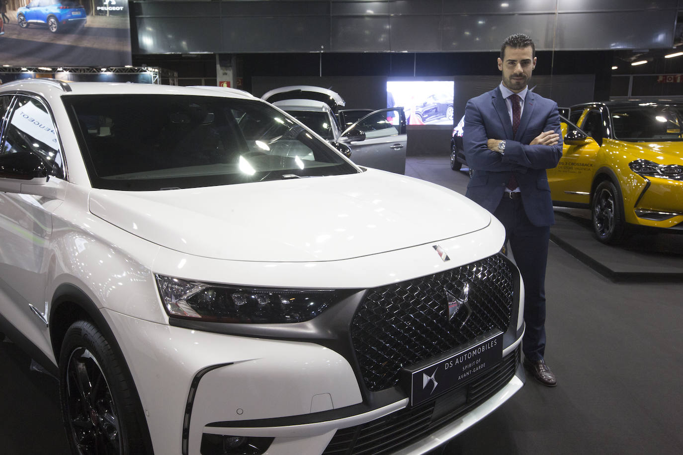 La Feria del Automóvil de Valencia ofrece desde este jueves descuentos de 6.000 euros de media y vehículos a la venta desde 3.500 euros así como las novedades de las marcas y la tecnología eléctrica, híbrida, GLP (gas) o hidrógeno. El salón abre con más de 4.500 coches a la venta, un 15 % más que el año pasado y 90 expositores directos, el 14 % más, y 42 marcas oficiales representadas, según los datos de la organización. Los descuentos pueden llegar hasta los 15.000 euros en vehículos de alta gama y coches con valor de salida muy bajo, en algunos casos desde 3.500 euros. La cita permanecerá abierta hasta el 8 de diciembre en Feria Valencia.