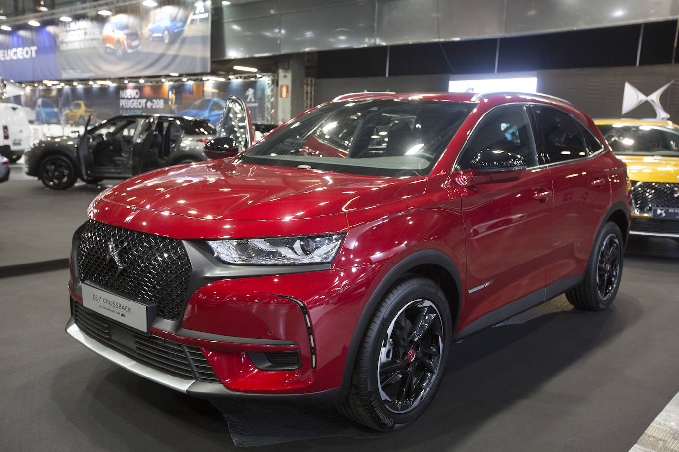 La Feria del Automóvil de Valencia ofrece desde este jueves descuentos de 6.000 euros de media y vehículos a la venta desde 3.500 euros así como las novedades de las marcas y la tecnología eléctrica, híbrida, GLP (gas) o hidrógeno. El salón abre con más de 4.500 coches a la venta, un 15 % más que el año pasado y 90 expositores directos, el 14 % más, y 42 marcas oficiales representadas, según los datos de la organización. Los descuentos pueden llegar hasta los 15.000 euros en vehículos de alta gama y coches con valor de salida muy bajo, en algunos casos desde 3.500 euros. La cita permanecerá abierta hasta el 8 de diciembre en Feria Valencia.