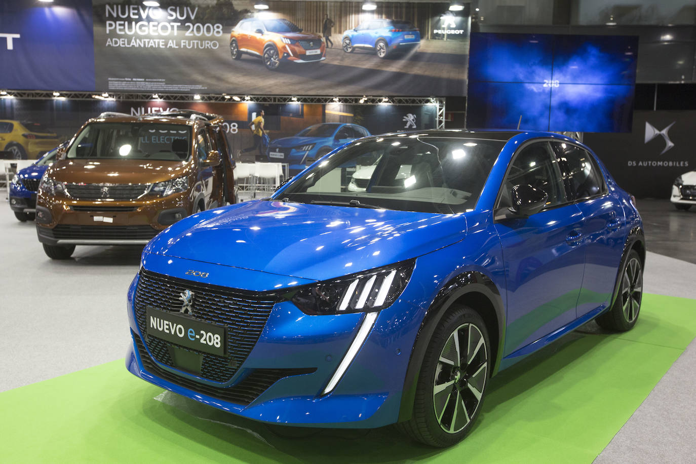 La Feria del Automóvil de Valencia ofrece desde este jueves descuentos de 6.000 euros de media y vehículos a la venta desde 3.500 euros así como las novedades de las marcas y la tecnología eléctrica, híbrida, GLP (gas) o hidrógeno. El salón abre con más de 4.500 coches a la venta, un 15 % más que el año pasado y 90 expositores directos, el 14 % más, y 42 marcas oficiales representadas, según los datos de la organización. Los descuentos pueden llegar hasta los 15.000 euros en vehículos de alta gama y coches con valor de salida muy bajo, en algunos casos desde 3.500 euros. La cita permanecerá abierta hasta el 8 de diciembre en Feria Valencia.