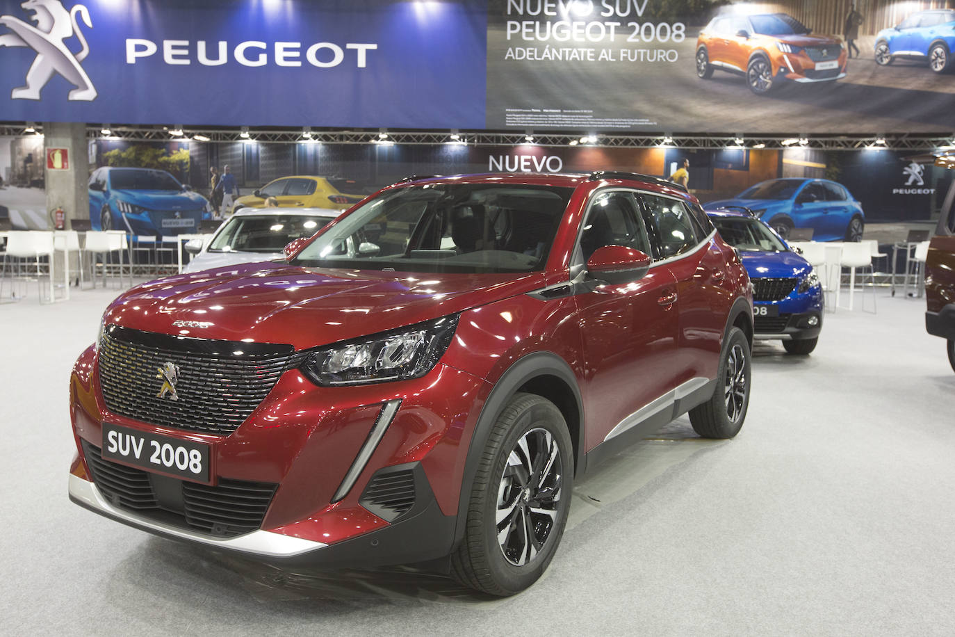 La Feria del Automóvil de Valencia ofrece desde este jueves descuentos de 6.000 euros de media y vehículos a la venta desde 3.500 euros así como las novedades de las marcas y la tecnología eléctrica, híbrida, GLP (gas) o hidrógeno. El salón abre con más de 4.500 coches a la venta, un 15 % más que el año pasado y 90 expositores directos, el 14 % más, y 42 marcas oficiales representadas, según los datos de la organización. Los descuentos pueden llegar hasta los 15.000 euros en vehículos de alta gama y coches con valor de salida muy bajo, en algunos casos desde 3.500 euros. La cita permanecerá abierta hasta el 8 de diciembre en Feria Valencia.