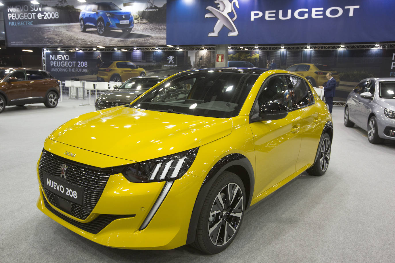La Feria del Automóvil de Valencia ofrece desde este jueves descuentos de 6.000 euros de media y vehículos a la venta desde 3.500 euros así como las novedades de las marcas y la tecnología eléctrica, híbrida, GLP (gas) o hidrógeno. El salón abre con más de 4.500 coches a la venta, un 15 % más que el año pasado y 90 expositores directos, el 14 % más, y 42 marcas oficiales representadas, según los datos de la organización. Los descuentos pueden llegar hasta los 15.000 euros en vehículos de alta gama y coches con valor de salida muy bajo, en algunos casos desde 3.500 euros. La cita permanecerá abierta hasta el 8 de diciembre en Feria Valencia.