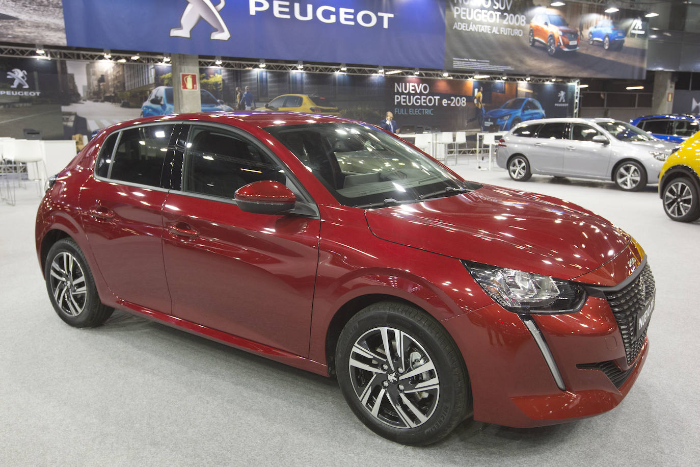 La Feria del Automóvil de Valencia ofrece desde este jueves descuentos de 6.000 euros de media y vehículos a la venta desde 3.500 euros así como las novedades de las marcas y la tecnología eléctrica, híbrida, GLP (gas) o hidrógeno. El salón abre con más de 4.500 coches a la venta, un 15 % más que el año pasado y 90 expositores directos, el 14 % más, y 42 marcas oficiales representadas, según los datos de la organización. Los descuentos pueden llegar hasta los 15.000 euros en vehículos de alta gama y coches con valor de salida muy bajo, en algunos casos desde 3.500 euros. La cita permanecerá abierta hasta el 8 de diciembre en Feria Valencia.