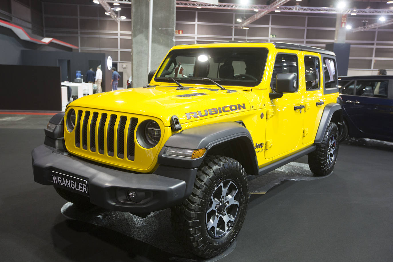 La Feria del Automóvil de Valencia ofrece desde este jueves descuentos de 6.000 euros de media y vehículos a la venta desde 3.500 euros así como las novedades de las marcas y la tecnología eléctrica, híbrida, GLP (gas) o hidrógeno. El salón abre con más de 4.500 coches a la venta, un 15 % más que el año pasado y 90 expositores directos, el 14 % más, y 42 marcas oficiales representadas, según los datos de la organización. Los descuentos pueden llegar hasta los 15.000 euros en vehículos de alta gama y coches con valor de salida muy bajo, en algunos casos desde 3.500 euros. La cita permanecerá abierta hasta el 8 de diciembre en Feria Valencia.