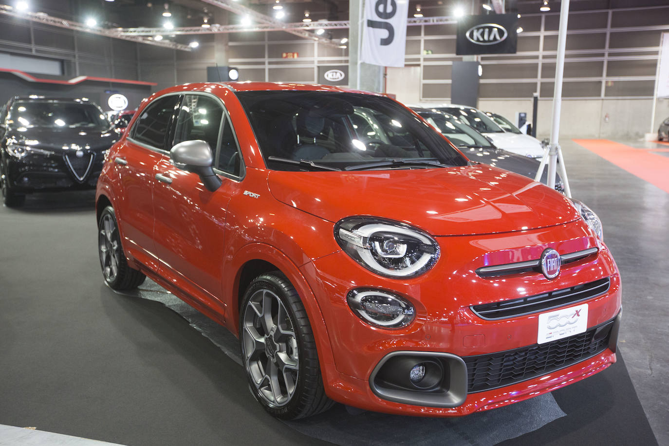 La Feria del Automóvil de Valencia ofrece desde este jueves descuentos de 6.000 euros de media y vehículos a la venta desde 3.500 euros así como las novedades de las marcas y la tecnología eléctrica, híbrida, GLP (gas) o hidrógeno. El salón abre con más de 4.500 coches a la venta, un 15 % más que el año pasado y 90 expositores directos, el 14 % más, y 42 marcas oficiales representadas, según los datos de la organización. Los descuentos pueden llegar hasta los 15.000 euros en vehículos de alta gama y coches con valor de salida muy bajo, en algunos casos desde 3.500 euros. La cita permanecerá abierta hasta el 8 de diciembre en Feria Valencia.