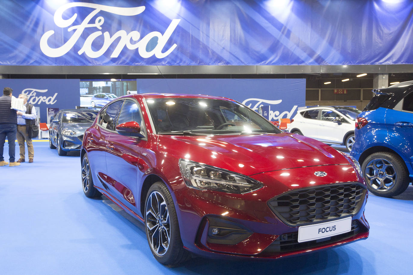 La Feria del Automóvil de Valencia ofrece desde este jueves descuentos de 6.000 euros de media y vehículos a la venta desde 3.500 euros así como las novedades de las marcas y la tecnología eléctrica, híbrida, GLP (gas) o hidrógeno. El salón abre con más de 4.500 coches a la venta, un 15 % más que el año pasado y 90 expositores directos, el 14 % más, y 42 marcas oficiales representadas, según los datos de la organización. Los descuentos pueden llegar hasta los 15.000 euros en vehículos de alta gama y coches con valor de salida muy bajo, en algunos casos desde 3.500 euros. La cita permanecerá abierta hasta el 8 de diciembre en Feria Valencia.