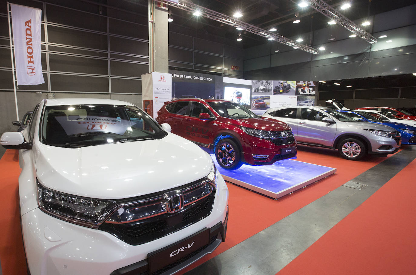 La Feria del Automóvil de Valencia ofrece desde este jueves descuentos de 6.000 euros de media y vehículos a la venta desde 3.500 euros así como las novedades de las marcas y la tecnología eléctrica, híbrida, GLP (gas) o hidrógeno. El salón abre con más de 4.500 coches a la venta, un 15 % más que el año pasado y 90 expositores directos, el 14 % más, y 42 marcas oficiales representadas, según los datos de la organización. Los descuentos pueden llegar hasta los 15.000 euros en vehículos de alta gama y coches con valor de salida muy bajo, en algunos casos desde 3.500 euros. La cita permanecerá abierta hasta el 8 de diciembre en Feria Valencia.