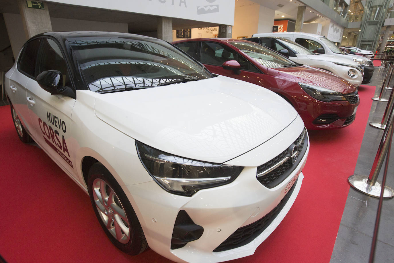 La Feria del Automóvil de Valencia ofrece desde este jueves descuentos de 6.000 euros de media y vehículos a la venta desde 3.500 euros así como las novedades de las marcas y la tecnología eléctrica, híbrida, GLP (gas) o hidrógeno. El salón abre con más de 4.500 coches a la venta, un 15 % más que el año pasado y 90 expositores directos, el 14 % más, y 42 marcas oficiales representadas, según los datos de la organización. Los descuentos pueden llegar hasta los 15.000 euros en vehículos de alta gama y coches con valor de salida muy bajo, en algunos casos desde 3.500 euros. La cita permanecerá abierta hasta el 8 de diciembre en Feria Valencia.