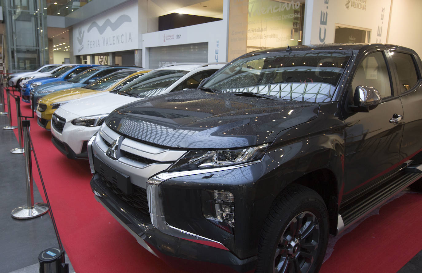 La Feria del Automóvil de Valencia ofrece desde este jueves descuentos de 6.000 euros de media y vehículos a la venta desde 3.500 euros así como las novedades de las marcas y la tecnología eléctrica, híbrida, GLP (gas) o hidrógeno. El salón abre con más de 4.500 coches a la venta, un 15 % más que el año pasado y 90 expositores directos, el 14 % más, y 42 marcas oficiales representadas, según los datos de la organización. Los descuentos pueden llegar hasta los 15.000 euros en vehículos de alta gama y coches con valor de salida muy bajo, en algunos casos desde 3.500 euros. La cita permanecerá abierta hasta el 8 de diciembre en Feria Valencia.