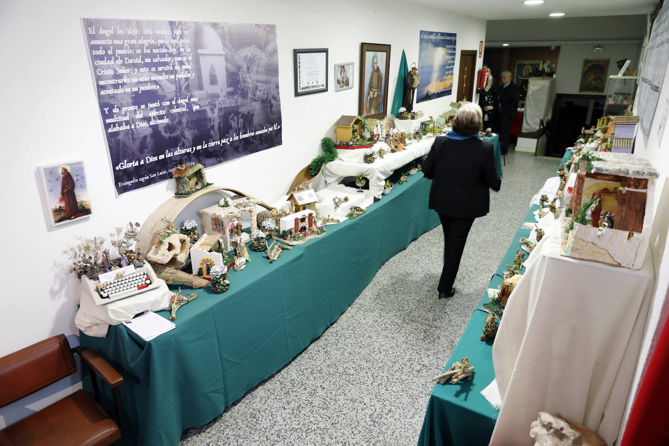 El obispo auxiliar de Valencia monseñor Esteban Escudero ha inaugurado este viernes, 6 de diciembre, la exposición de cerca de un millar de belenes solidarios elaborados con materiales de desecho reciclados por la Asociación Fray Conrado-Amigos de San Antonio, que podrá visitarse en el convento de los capuchinos de la calle Cirilo Amorós, número 67, de ValenciaCon esta muestra, que puso en marcha hace más de veinte años el religioso capuchino fray Conrado Estruch, fallecido en 2015, la asociación mantiene vivo el legado de su fundador, según su presidente, Fernando Sánchez.