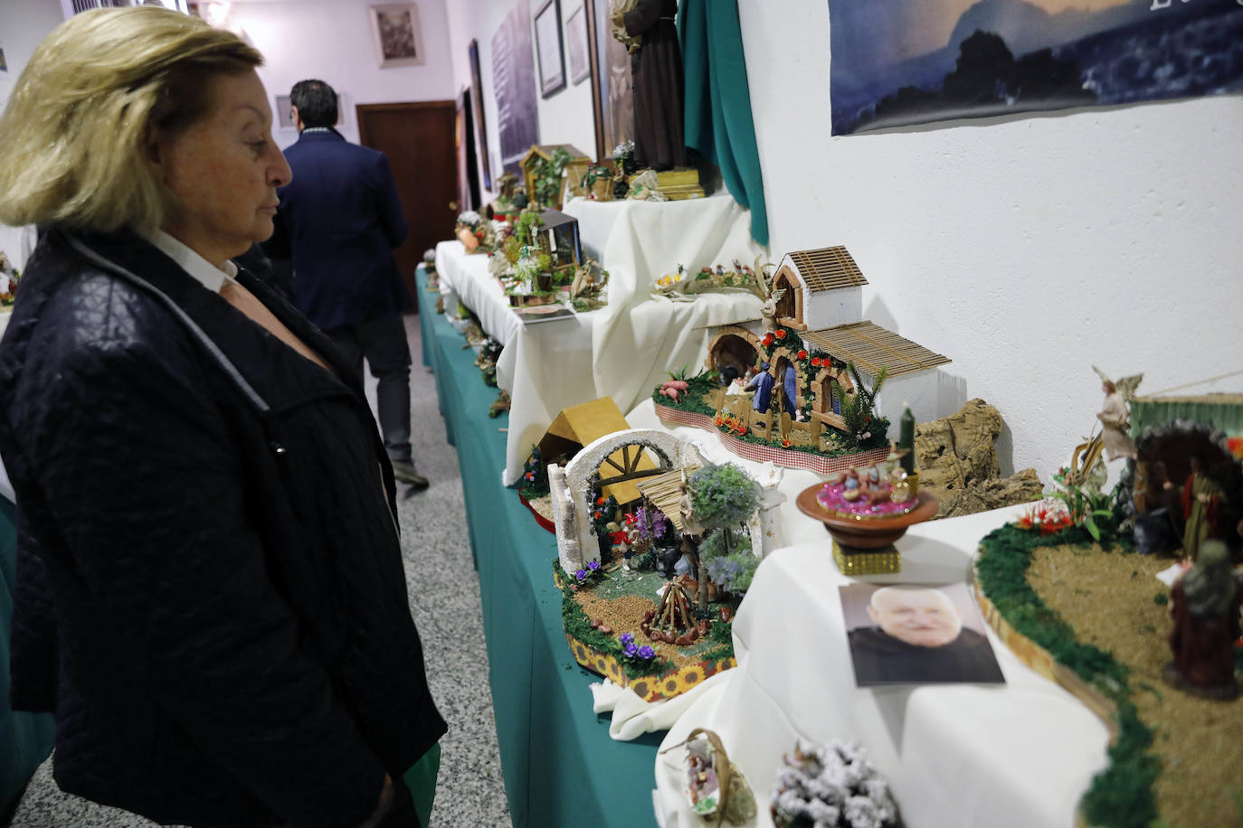 El obispo auxiliar de Valencia monseñor Esteban Escudero ha inaugurado este viernes, 6 de diciembre, la exposición de cerca de un millar de belenes solidarios elaborados con materiales de desecho reciclados por la Asociación Fray Conrado-Amigos de San Antonio, que podrá visitarse en el convento de los capuchinos de la calle Cirilo Amorós, número 67, de ValenciaCon esta muestra, que puso en marcha hace más de veinte años el religioso capuchino fray Conrado Estruch, fallecido en 2015, la asociación mantiene vivo el legado de su fundador, según su presidente, Fernando Sánchez.