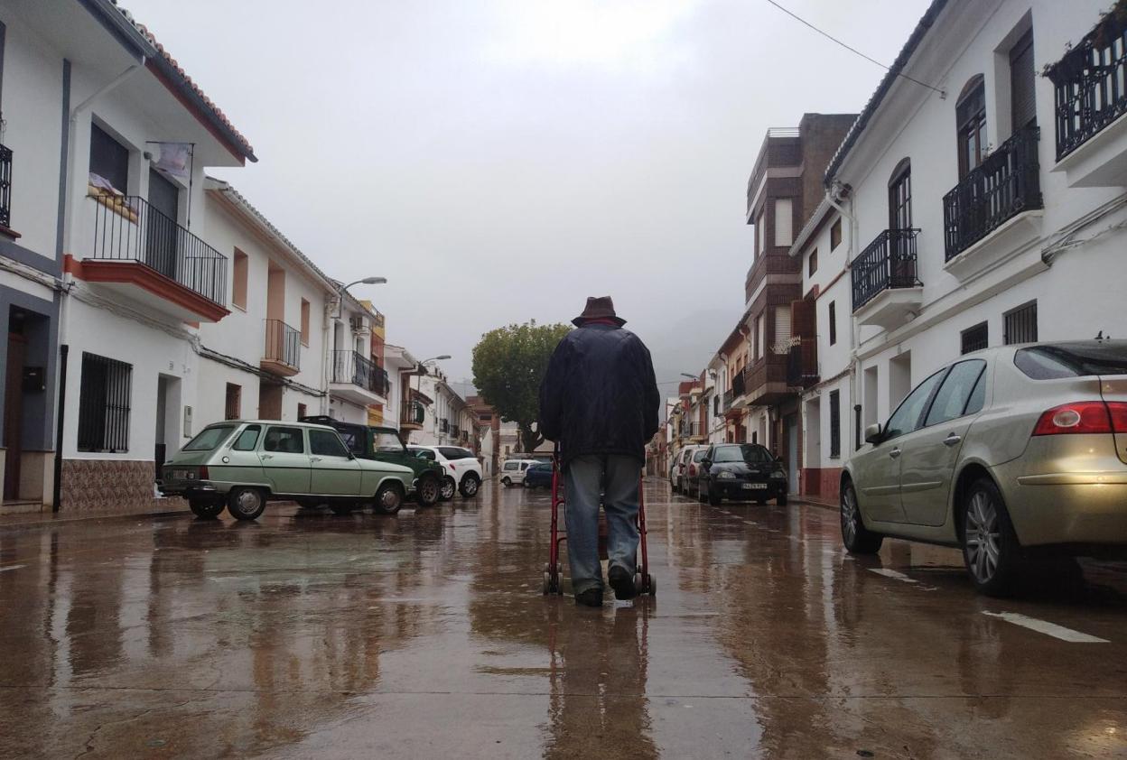 Un hombre avanza por la calle en la que vivió Marta de niña, en Estivella. 