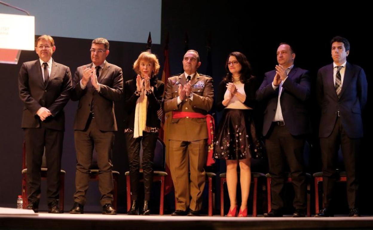 Mazón, a la derecha, no aplaude el discurso de Ximo Puig en el acto de la Generalitat con motivo del día de la Constitución.