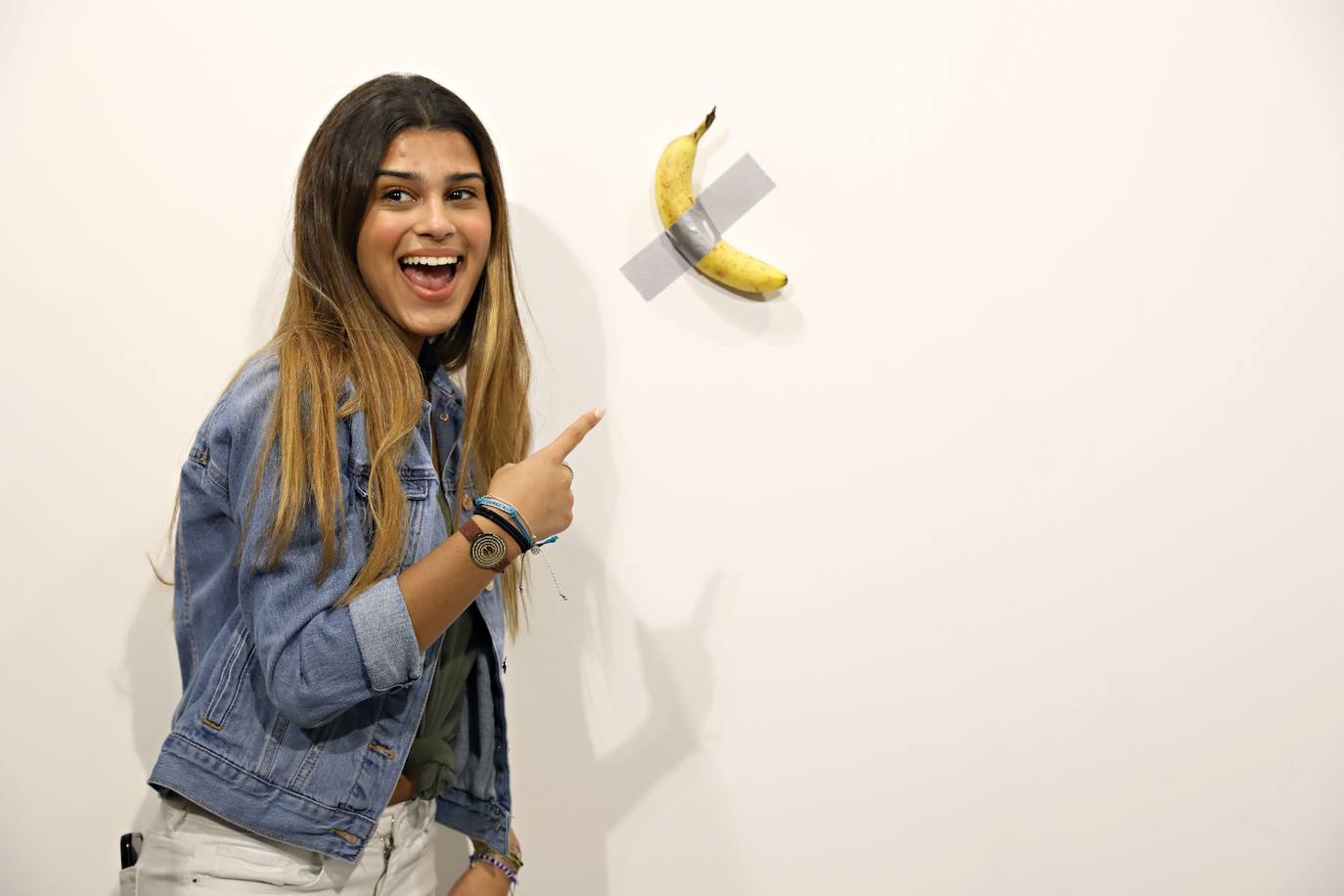 Fotos: Una banana pegada a la pared, vendida por 120.000 dólares en la feria Art Basel