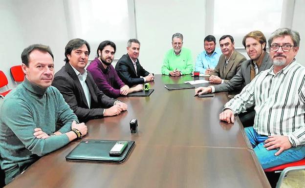 Los representantes en la firma del acta.