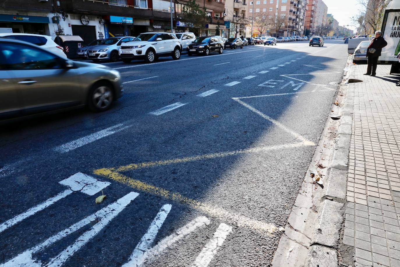 La víctima se estrelló contra dos coches al tratar de evitar a esquivar a un peatón que cruzó la calle de forma indebida