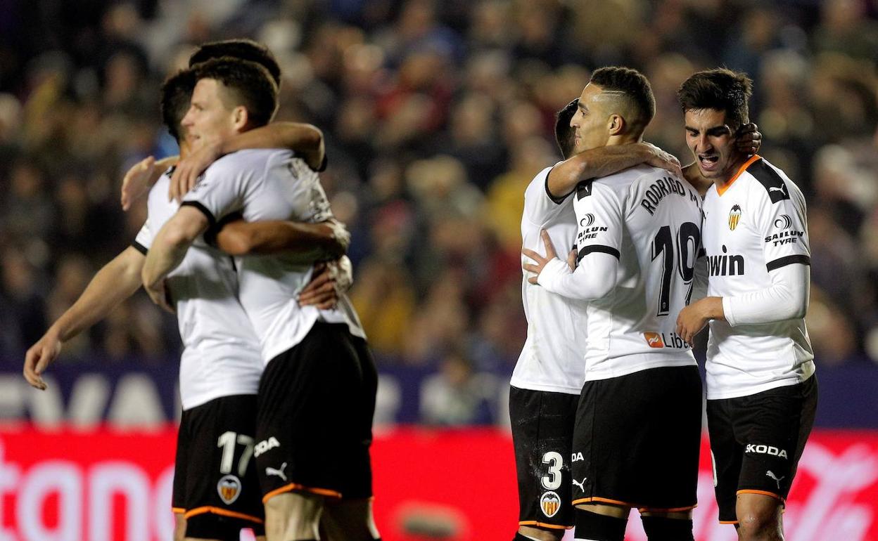 Los jugadores celebran el segundo gol de Gameiro en el derbi