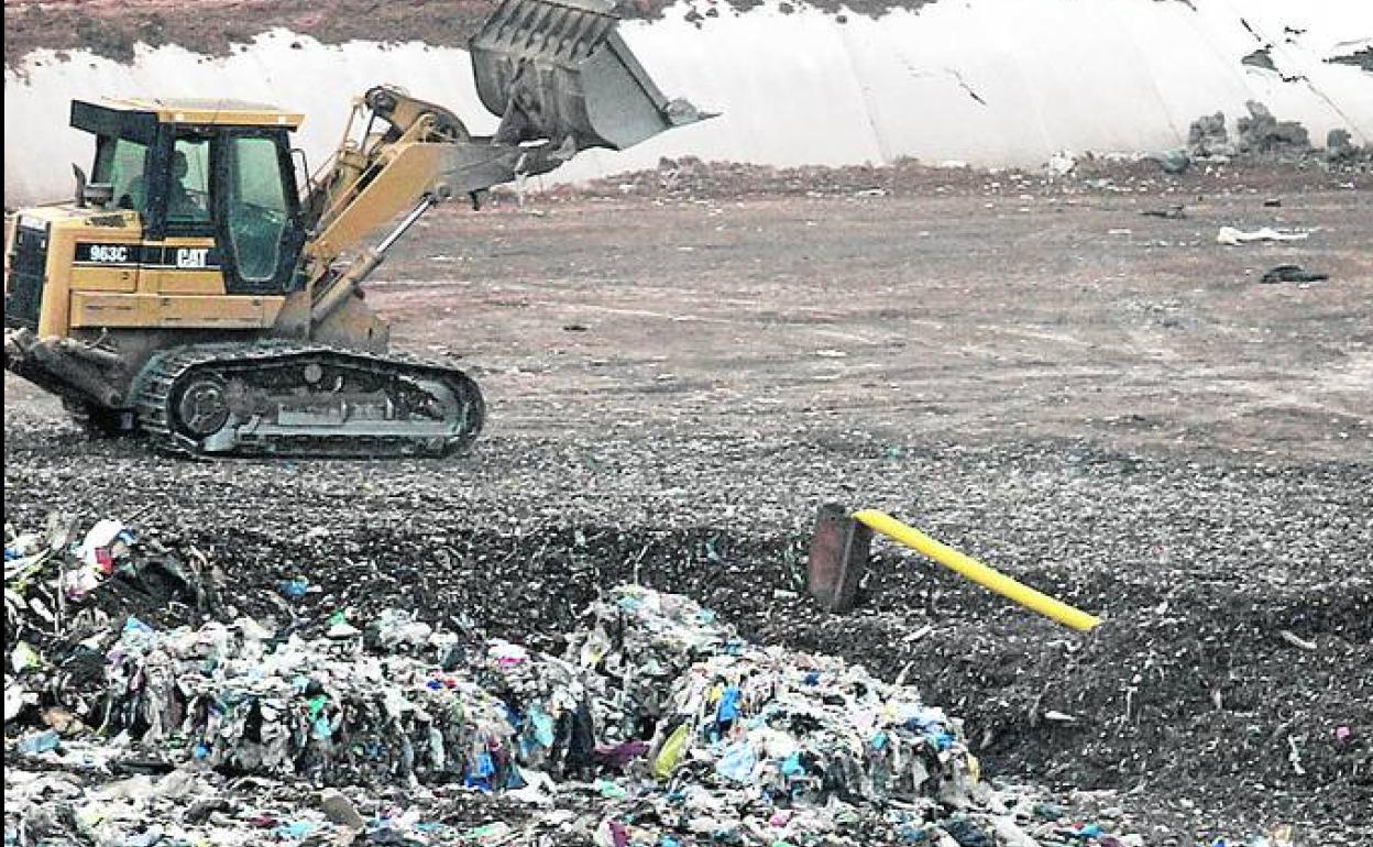 Dos máquinas remueven la basura en 2012 en Dos Aguas. 