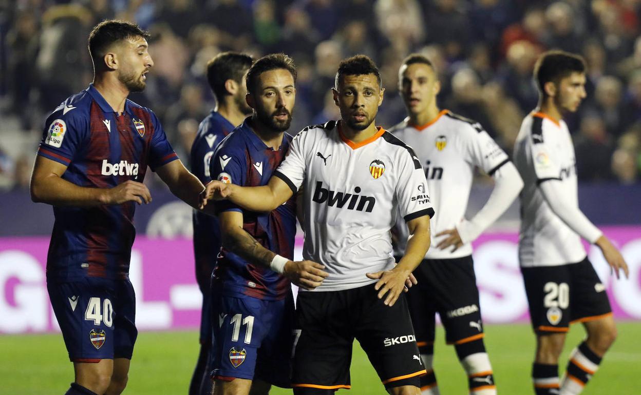 Eliseo y Morales defienden ante Coquelin en una jugada a balón parado.