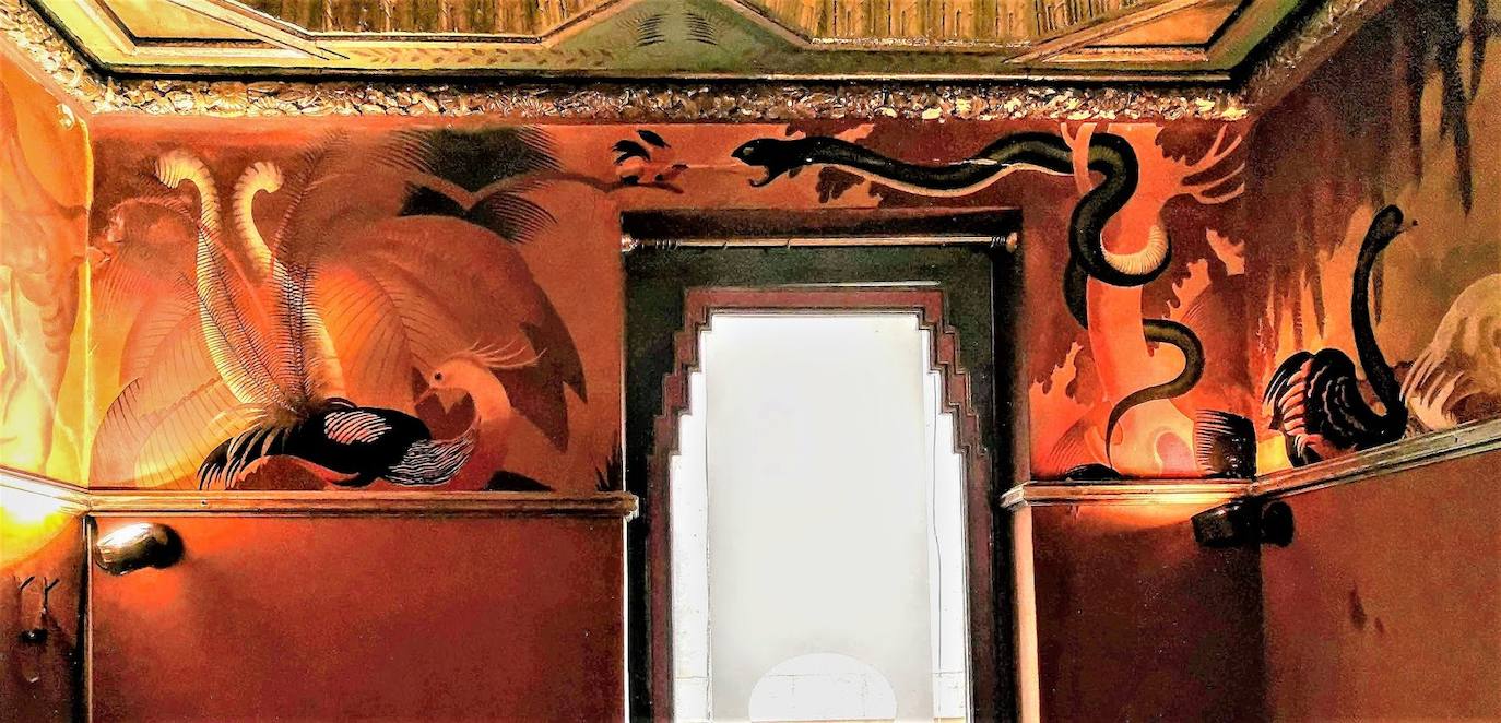 Grietas y pérdida de pigmento dañan el único fresco del artista en Valencia | La obra de la década de los años 30 está situada en un palacio del centro histórico que alberga un restaurante italiano