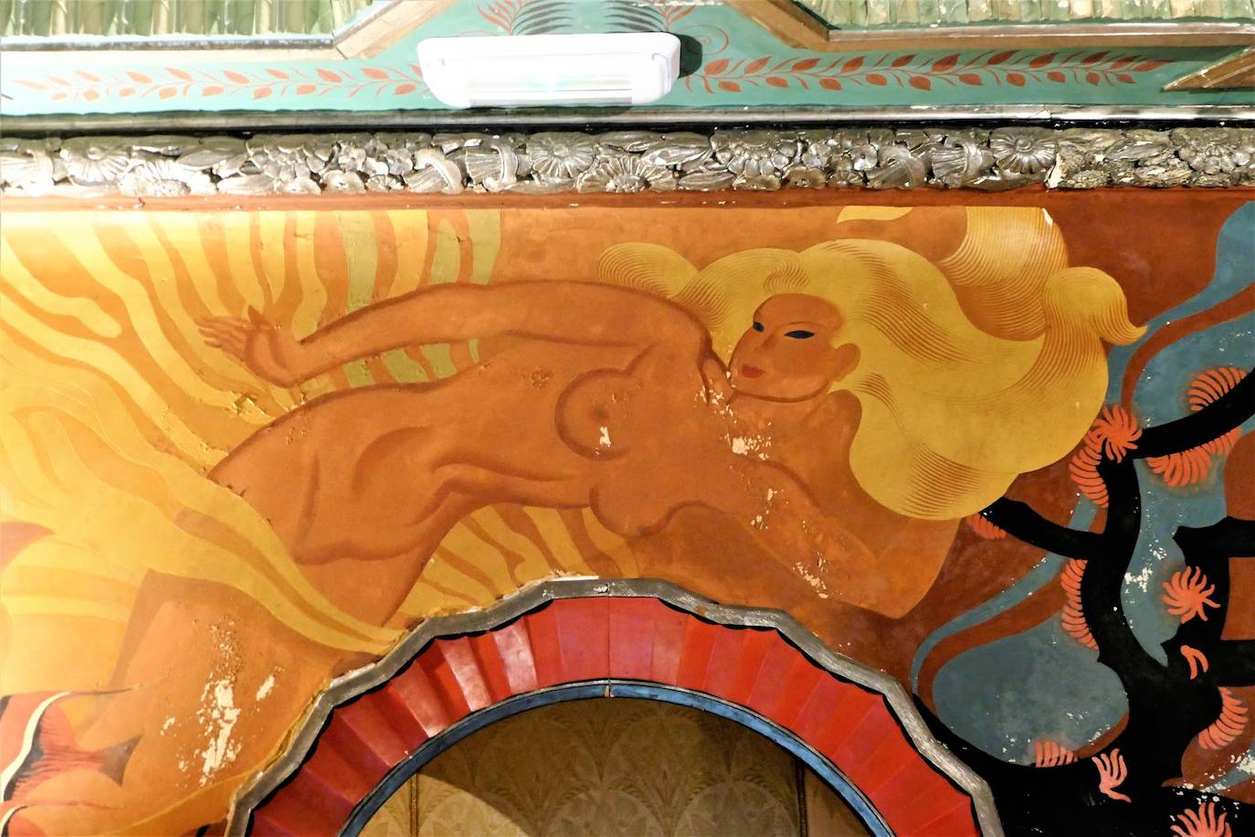 Grietas y pérdida de pigmento dañan el único fresco del artista en Valencia | La obra de la década de los años 30 está situada en un palacio del centro histórico que alberga un restaurante italiano