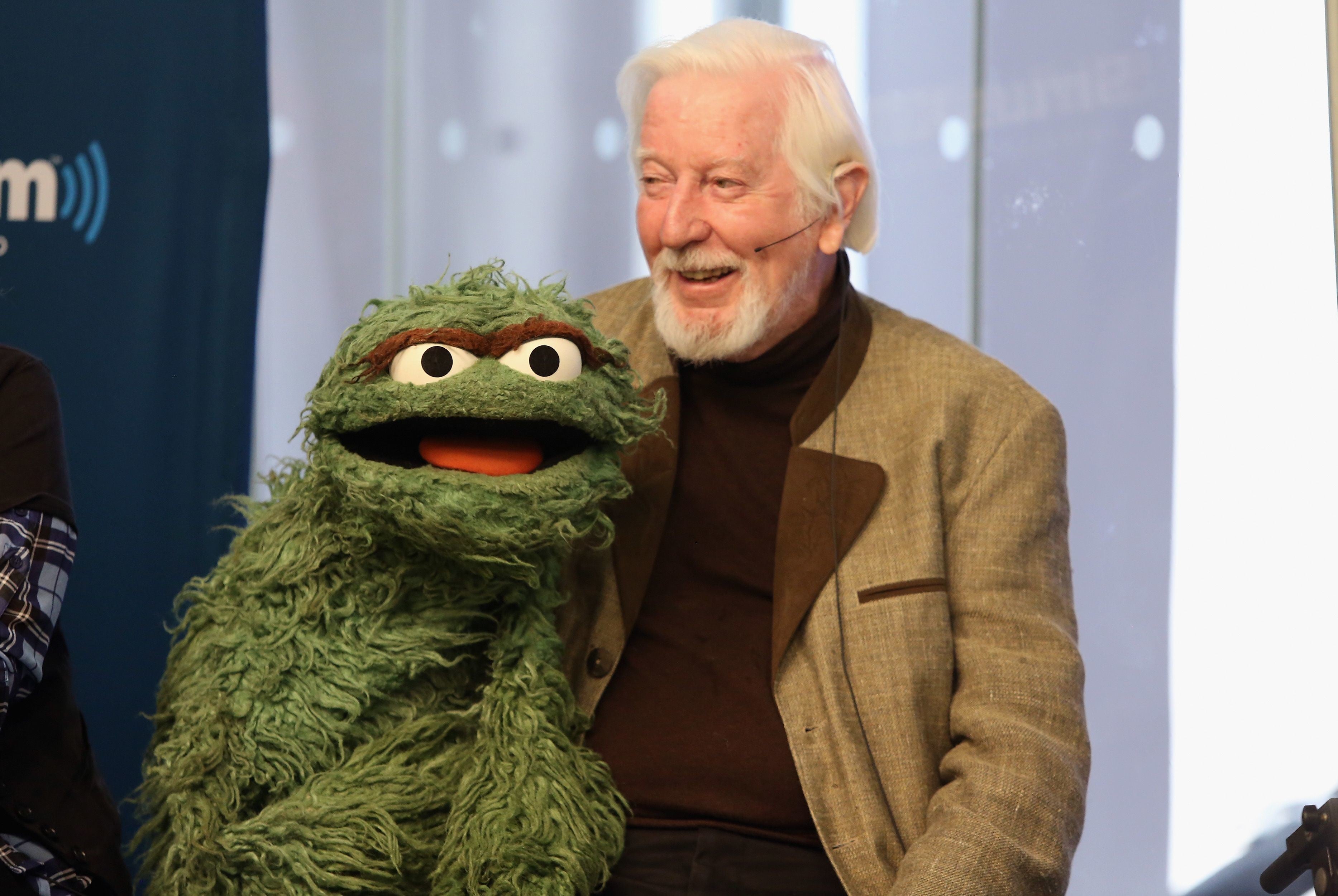 Caroll Spinney, junto uno de sus personajes originales, el 'Monstruo de la Basura'.