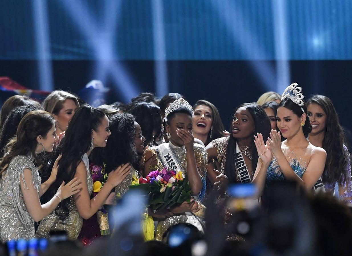 La sudafricana Zozibini Tunzi ha sido proclamada ganadora de Miss Universo 2019 en una gala celebrada en Atlanta (EEUU). La representante de Sudáfrica se impuso en la última ronda a la puertorriqueña Madison Anderson, que fue nombrada primera dama de honor; y a la mexicana Sofía Aragón, que escogida como segunda dama de honor. Tunzi, de 26 años, sucede como ganadora de Miss Universo a la filipina Catriona Gray, la vencedora del año pasado. 