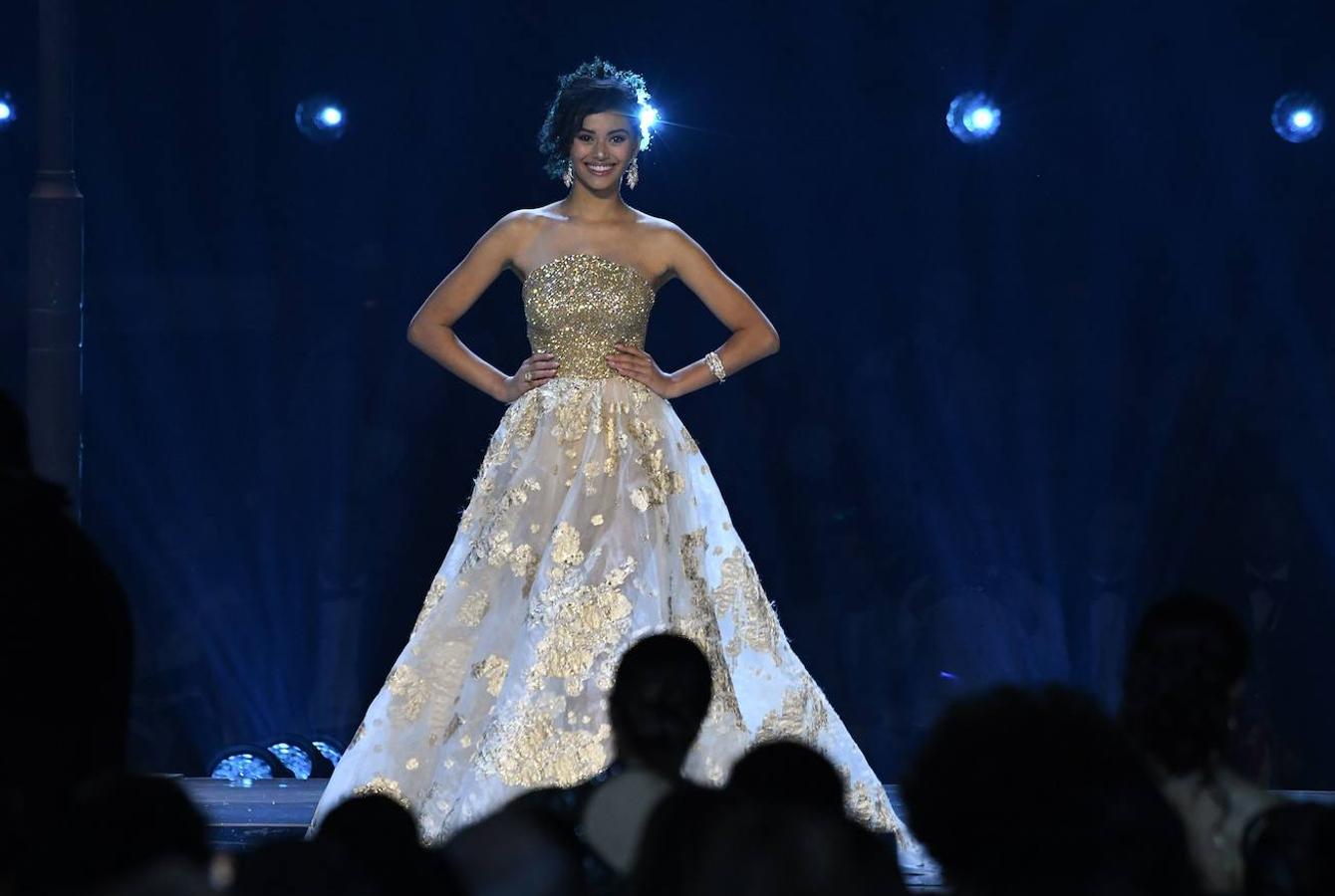 La sudafricana Zozibini Tunzi ha sido proclamada ganadora de Miss Universo 2019 en una gala celebrada en Atlanta (EEUU). La representante de Sudáfrica se impuso en la última ronda a la puertorriqueña Madison Anderson, que fue nombrada primera dama de honor; y a la mexicana Sofía Aragón, que escogida como segunda dama de honor. Tunzi, de 26 años, sucede como ganadora de Miss Universo a la filipina Catriona Gray, la vencedora del año pasado. 