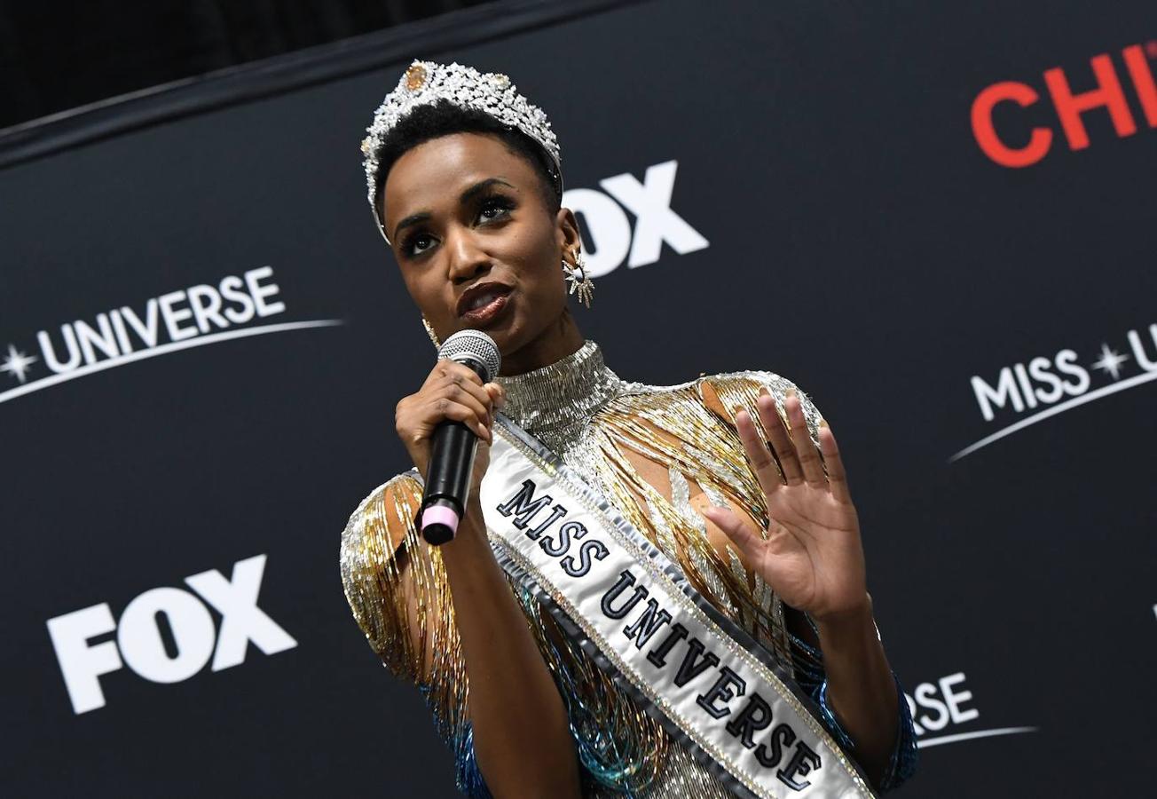 La sudafricana Zozibini Tunzi ha sido proclamada ganadora de Miss Universo 2019 en una gala celebrada en Atlanta (EEUU). La representante de Sudáfrica se impuso en la última ronda a la puertorriqueña Madison Anderson, que fue nombrada primera dama de honor; y a la mexicana Sofía Aragón, que escogida como segunda dama de honor. Tunzi, de 26 años, sucede como ganadora de Miss Universo a la filipina Catriona Gray, la vencedora del año pasado. 