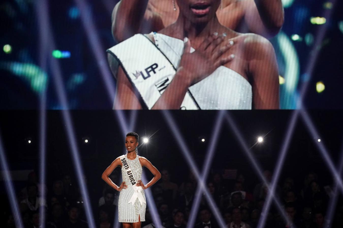 La sudafricana Zozibini Tunzi ha sido proclamada ganadora de Miss Universo 2019 en una gala celebrada en Atlanta (EEUU). La representante de Sudáfrica se impuso en la última ronda a la puertorriqueña Madison Anderson, que fue nombrada primera dama de honor; y a la mexicana Sofía Aragón, que escogida como segunda dama de honor. Tunzi, de 26 años, sucede como ganadora de Miss Universo a la filipina Catriona Gray, la vencedora del año pasado. 