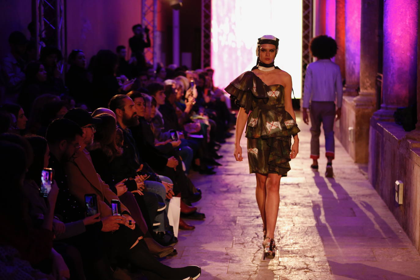 El edificio histórico acoge una muestra de destacados diseñadores valencianos como Alejandro Resta, Andra Cora, Belén Fernández, Cubero Quesada, Daluna, Dominnico, Estudio Savage, Eugenio Loarce, Francis Montesinos, Greta by Claudia B., Gurillo, Higinio Mateu, Hortensia Maeso, Hupit, Jaime Piquer, Juan Vidal, Miguel Vizcaíno, Olimpia Sanchis, Pablo Erroz, Paco Roca, Roberto Diz, Serrano Atelier, Siglo Cero, Ulises Mérida, Visori e Yvan Andreu. 