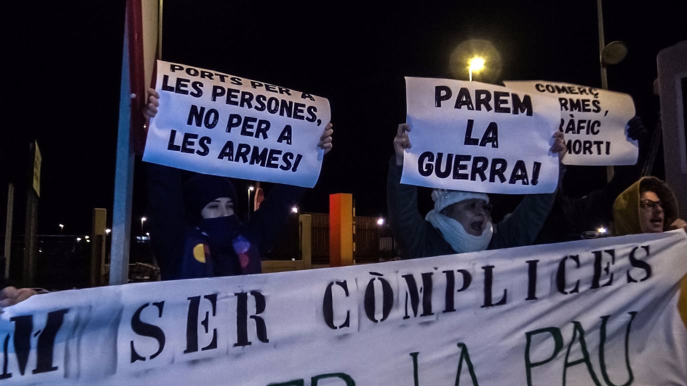 Protestas en el puerto de Sagunto por la llegada del carguero 'Bahri Abha' con material bélico comprado por Arabia Saudí