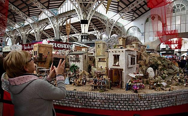 Así luce el belén del Mercado Central. 