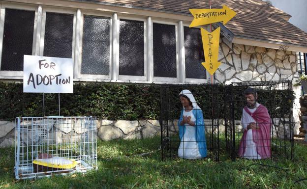 El polémico nacimiento con los personajes separados en jaulas en la iglesia Founders Metropolitan Community de Los Ángeles, California (EE UU).