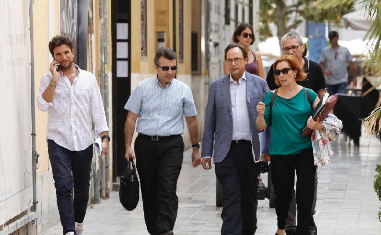 Vicent Soler, segundo por la derecha, con otros cargos de su conselleria. 