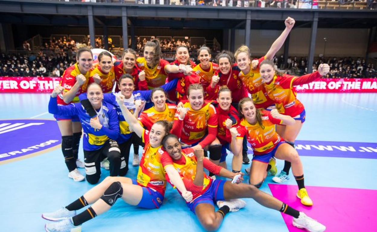 Las jugadoras de la selección española celebran una victoria. @RFEBalonmano