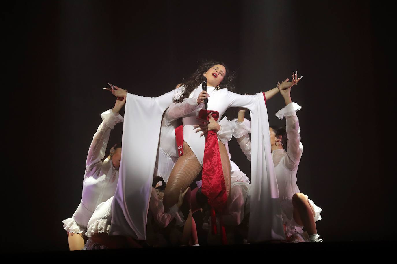 La cantante catalana cierra la gira de 'El Mal Querer' con su primer y multitudinario concierto en el WiZink Center de Madrid, después de convertirse en un fenómeno nacional con 'Malamente' y ser la primera cantante en español nominada al Grammy como 'Mejor nueva artista'. 