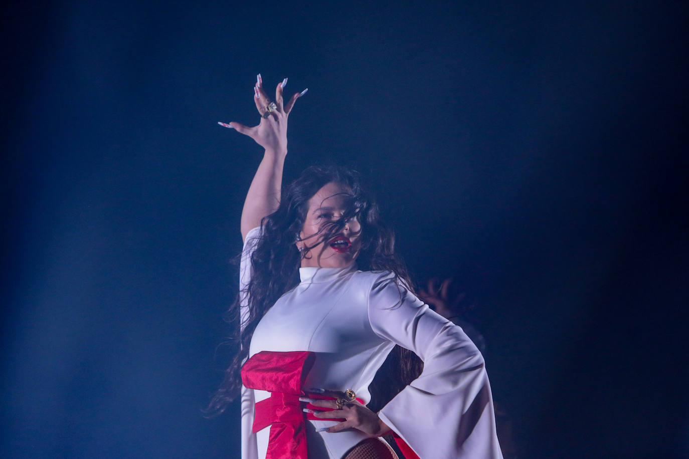 La cantante catalana cierra la gira de 'El Mal Querer' con su primer y multitudinario concierto en el WiZink Center de Madrid, después de convertirse en un fenómeno nacional con 'Malamente' y ser la primera cantante en español nominada al Grammy como 'Mejor nueva artista'. 