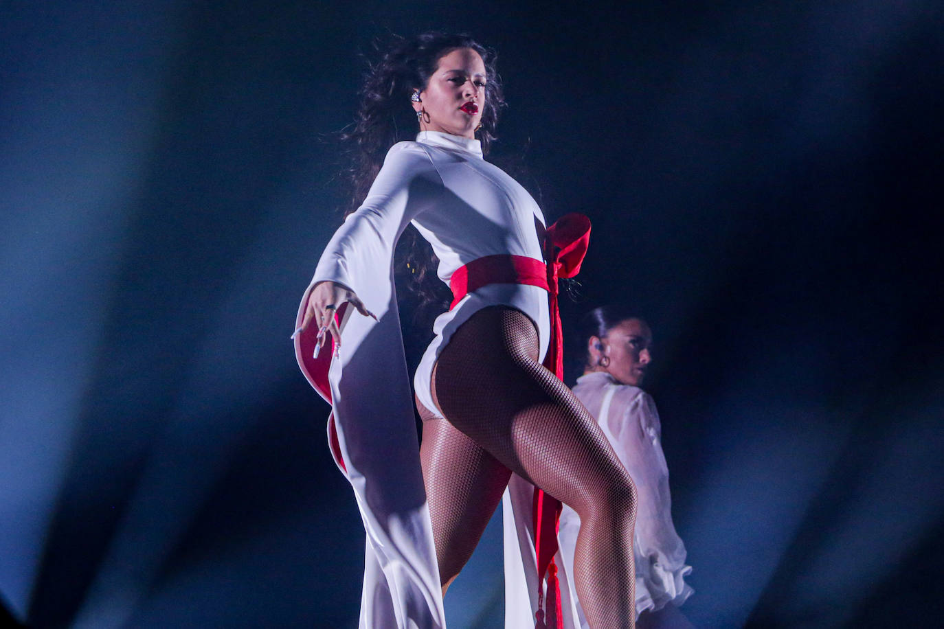 La cantante catalana cierra la gira de 'El Mal Querer' con su primer y multitudinario concierto en el WiZink Center de Madrid, después de convertirse en un fenómeno nacional con 'Malamente' y ser la primera cantante en español nominada al Grammy como 'Mejor nueva artista'. 