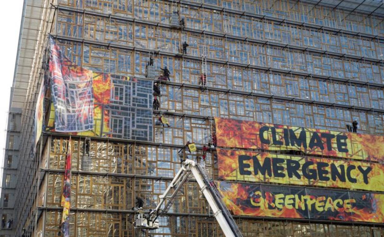 Protesta de Greenpeace durante la cumbre en Bruselas. 