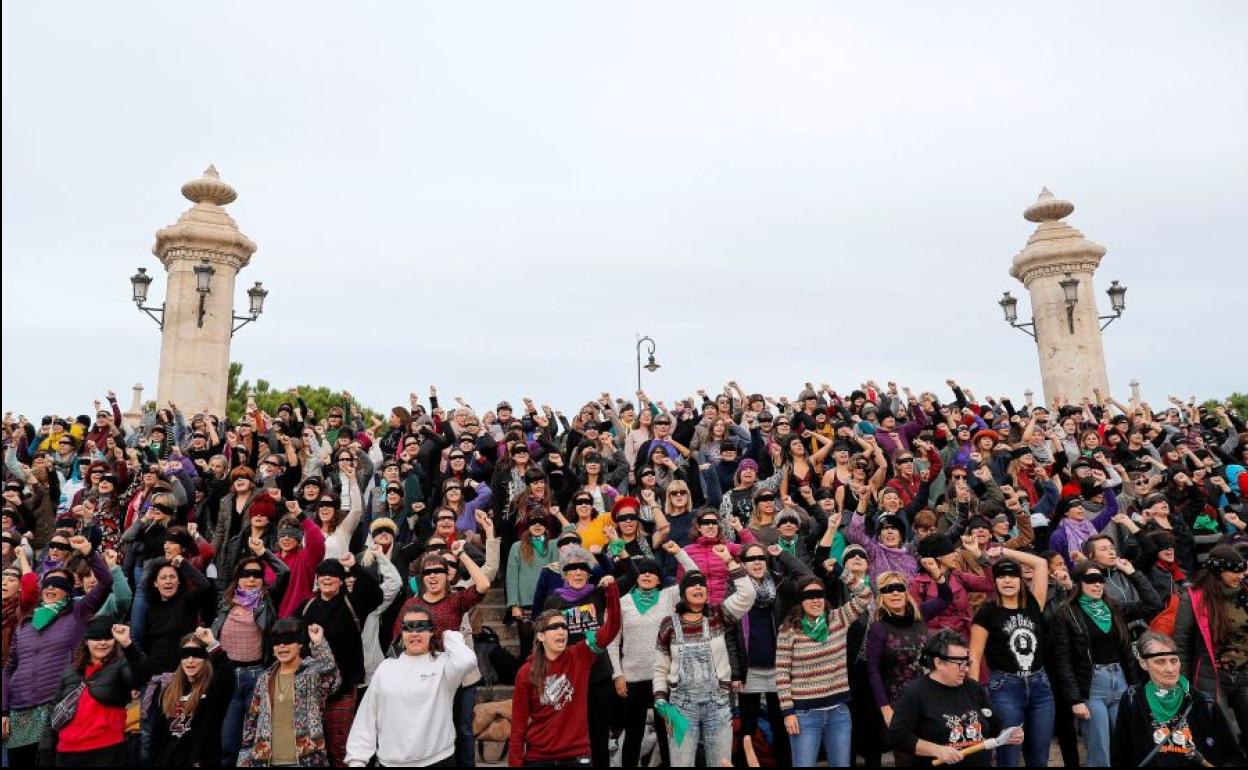 200 mujeres en el puente del Mar de Valencia.