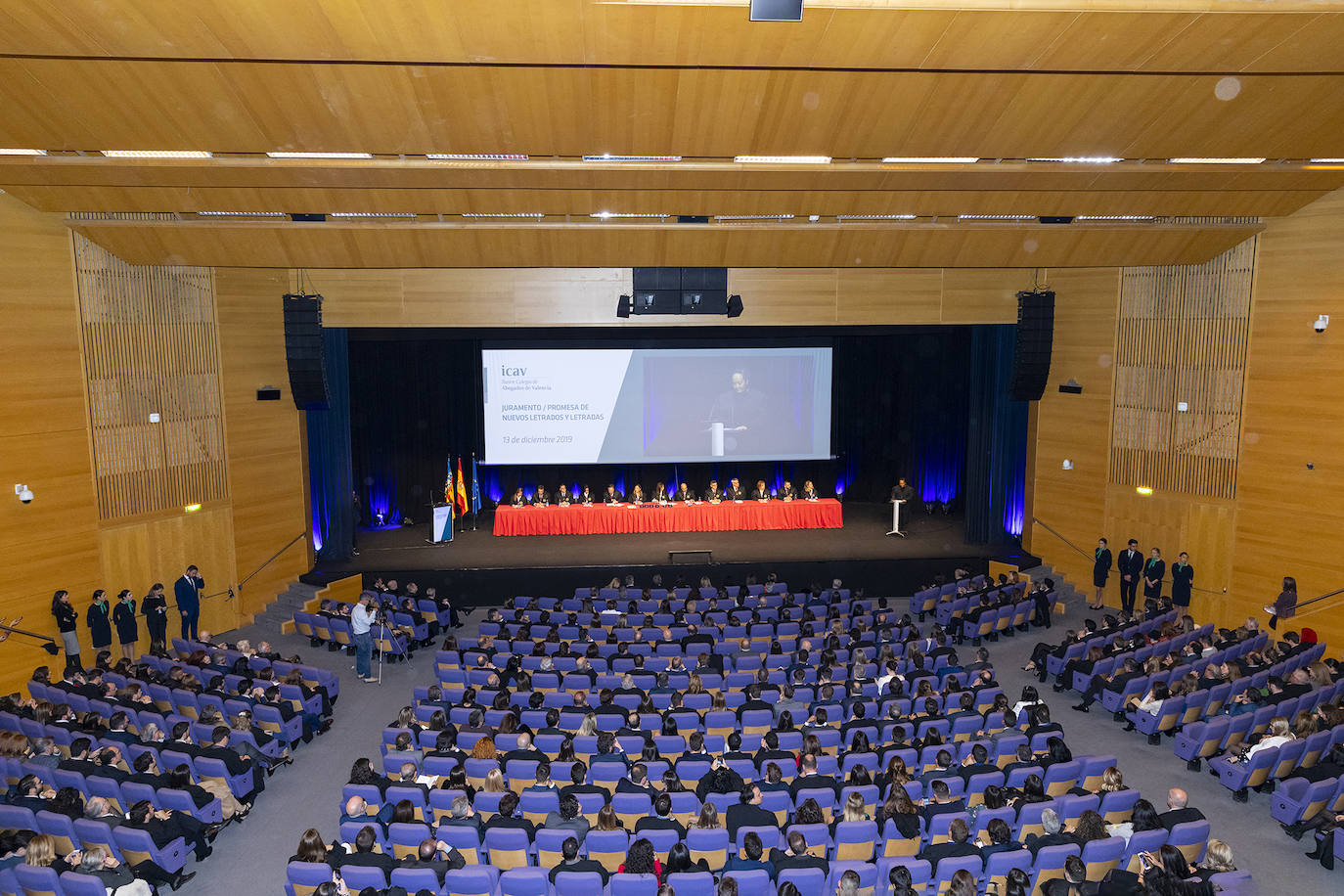 El Colegio de Abogados de Valencia celebró el acto de jura o promesa de los nuevos letrados que han entrado a formar parte de la institución, en un evento en el que se dieron cita alrededor de un millar de profesionales. En el marco del evento, celebrado el pasado viernes, la decana de la institución, Auxiliadora Borja, entregó la Gran Cruz al Mérito en el servicio a la Abogacía Valenciana al exdecano del colegio, Rafael Bonmatí Llorens. Rafael Guía, Pilar Colomer, Pilar Jové, Guillermo Belenguer y Rafael Verdera, ex miembros de la Junta de Gobierno de la entidad, recibieron, por su parte, las Medallas al Mérito en el Servicio a la Abogacía Valenciana.