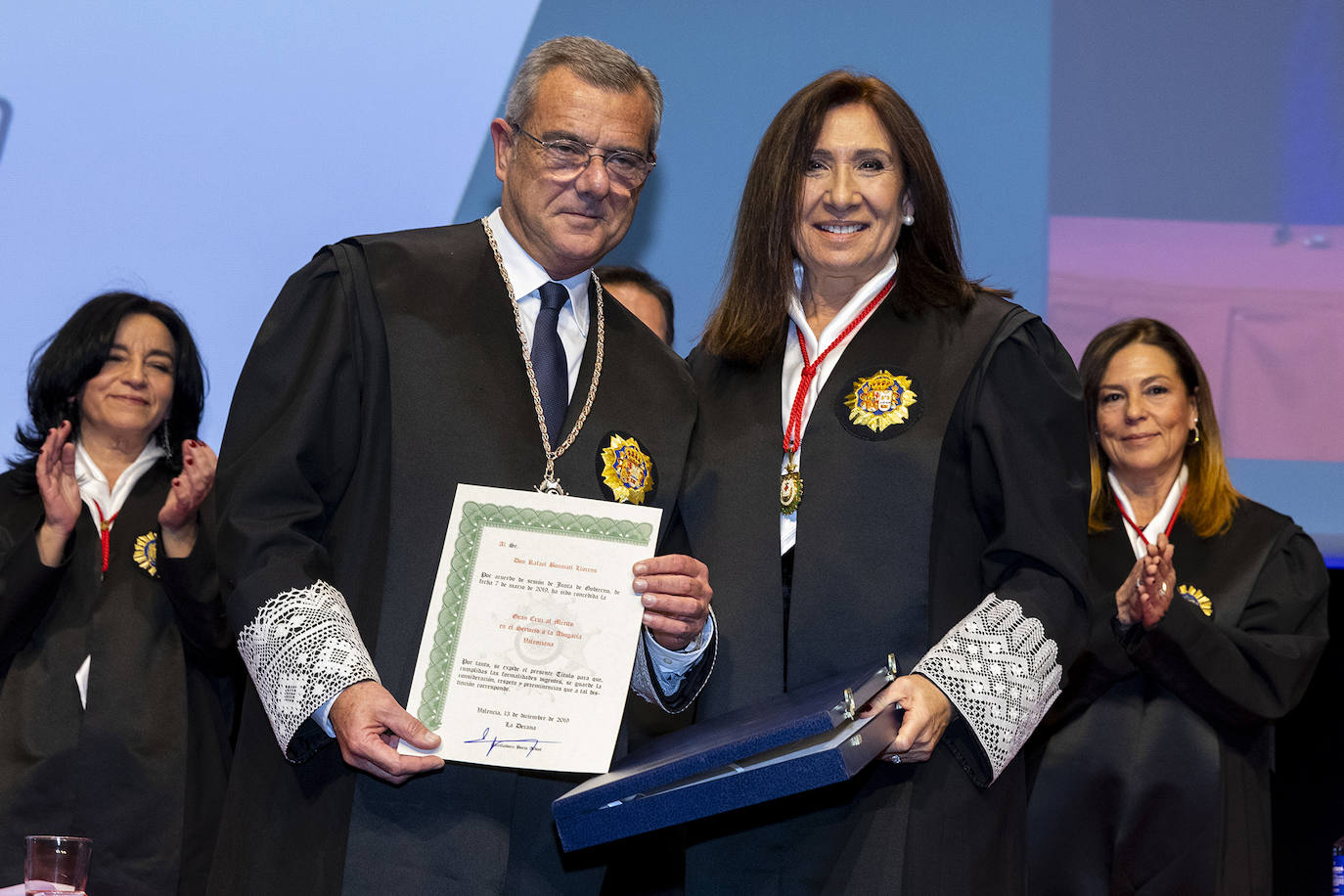 El Colegio de Abogados de Valencia celebró el acto de jura o promesa de los nuevos letrados que han entrado a formar parte de la institución, en un evento en el que se dieron cita alrededor de un millar de profesionales. En el marco del evento, celebrado el pasado viernes, la decana de la institución, Auxiliadora Borja, entregó la Gran Cruz al Mérito en el servicio a la Abogacía Valenciana al exdecano del colegio, Rafael Bonmatí Llorens. Rafael Guía, Pilar Colomer, Pilar Jové, Guillermo Belenguer y Rafael Verdera, ex miembros de la Junta de Gobierno de la entidad, recibieron, por su parte, las Medallas al Mérito en el Servicio a la Abogacía Valenciana.