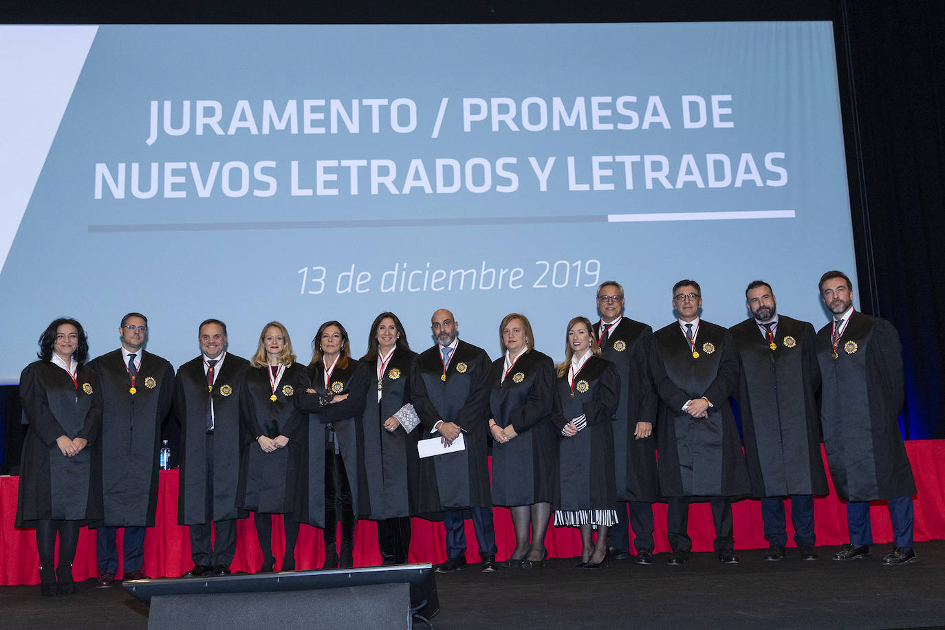 El Colegio de Abogados de Valencia celebró el acto de jura o promesa de los nuevos letrados que han entrado a formar parte de la institución, en un evento en el que se dieron cita alrededor de un millar de profesionales. En el marco del evento, celebrado el pasado viernes, la decana de la institución, Auxiliadora Borja, entregó la Gran Cruz al Mérito en el servicio a la Abogacía Valenciana al exdecano del colegio, Rafael Bonmatí Llorens. Rafael Guía, Pilar Colomer, Pilar Jové, Guillermo Belenguer y Rafael Verdera, ex miembros de la Junta de Gobierno de la entidad, recibieron, por su parte, las Medallas al Mérito en el Servicio a la Abogacía Valenciana.