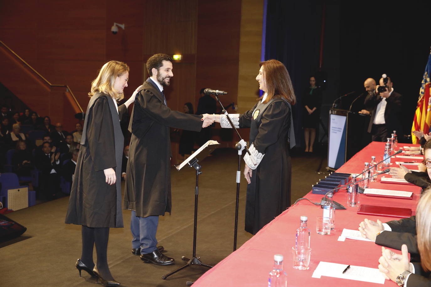 El Colegio de Abogados de Valencia celebró el acto de jura o promesa de los nuevos letrados que han entrado a formar parte de la institución, en un evento en el que se dieron cita alrededor de un millar de profesionales. En el marco del evento, celebrado el pasado viernes, la decana de la institución, Auxiliadora Borja, entregó la Gran Cruz al Mérito en el servicio a la Abogacía Valenciana al exdecano del colegio, Rafael Bonmatí Llorens. Rafael Guía, Pilar Colomer, Pilar Jové, Guillermo Belenguer y Rafael Verdera, ex miembros de la Junta de Gobierno de la entidad, recibieron, por su parte, las Medallas al Mérito en el Servicio a la Abogacía Valenciana.