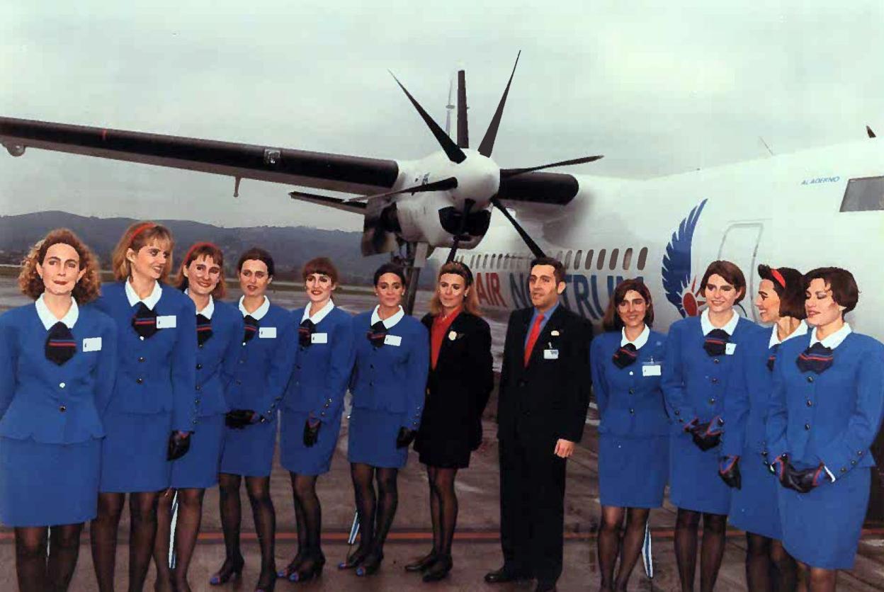 Paz Ferrer y Víctor Bañares, con las azafatas del primer vuelo de Air Nostrum. 