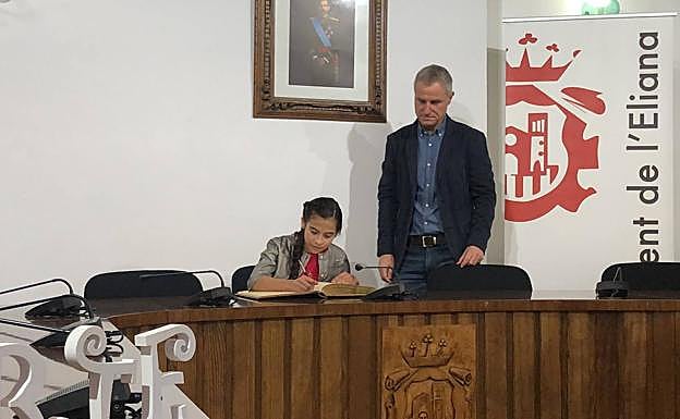 Imagen principal - Eurovisión Junior 2019 | Melani Garcia recibe el cariño de l&#039;Eliana